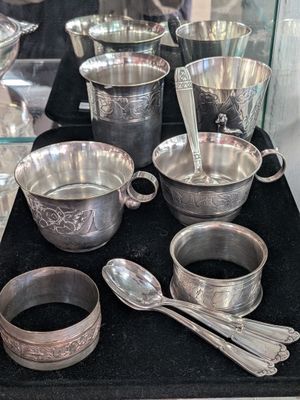 une collection d'argenterie exposée dans une vitrine