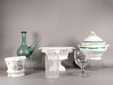 trois vases, un bol et une théière posés sur une table