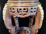 une table en bois sur laquelle se trouve une horloge
