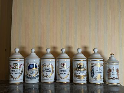 cinq boîtes blanches et dorées posées sur une table