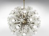 une image d'un lustre en verre et en laiton