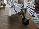 un petit chariot recouvert d'un drap dans un entrepôt