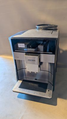 une machine à café posée sur un comptoir