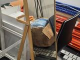 un bureau sur lequel se trouve un miroir, avec une chaise devant