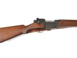 un fusil avec un canon en bois et une bouche noire sur fond blanc