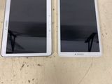 Deux iPad sont posés côte à côte sur une table