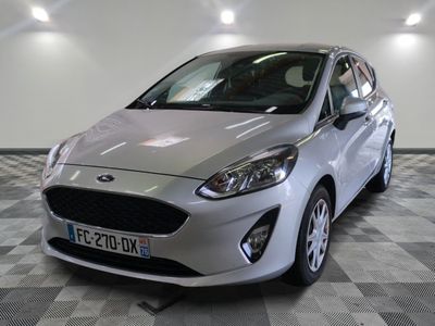 la voiture argentée est garée sur un sol en damier dans le garage