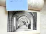 une image représentant un livre ouvert, avec à l'intérieur l'image d'un homme dans un tunnel