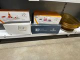 deux boîtes de nourriture sur une étagère dans un magasin