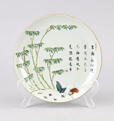 une image représentant une assiette ornée d'un oiseau et de bambous