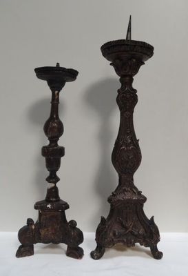 paire de bougeoirs anciens en bois aux sculptures raffinées