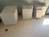 de nombreuses piles de dossiers par terre dans une pièce