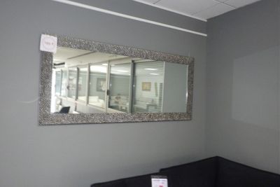 un miroir accroché au mur dans le coin d'une pièce