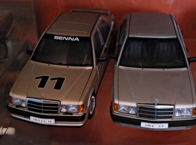 deux modèles réduits de voitures exposés dans une vitrine