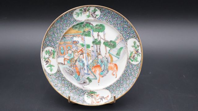 CHINE Canton 19ème siècle. Assiette circulaire en porcelaine poly...