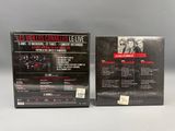 Deux DVD des Rolling Stones sont posés sur une table