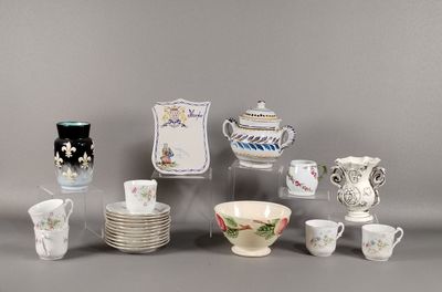 de nombreux types de vases et de bols sur la table