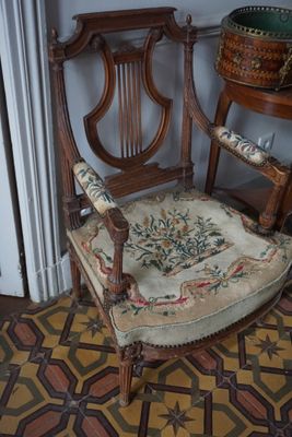 une chaise qui se trouve dans le coin d'une pièce