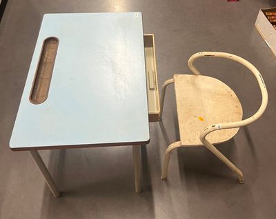 deux chaises et une table dans une pièce