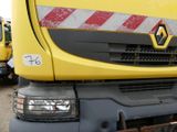 un camion jaune garé sur un parking