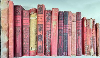un grand nombre de livres alignés sur une étagère