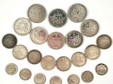 de nombreuses pièces de monnaie de différents types disposées en cercle