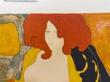 un tableau représentant une femme aux cheveux roux accroché au mur