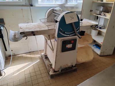 une machine posée par terre dans une cuisine