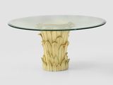 une table en verre avec un plateau en verre sur fond blanc