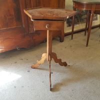 Guéridon tripode en bois fruitier ouvrant à un tiroir en cei…