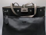 deux sacs à main noirs et gris posés l'un à côté de l'autre sur une table