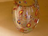 un vase en verre posé sur une table