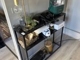 une table sur laquelle se trouvent une lampe et une bouteille de vin