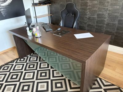un bureau avec une chaise et un ordinateur dessus