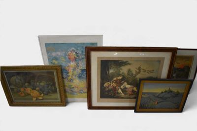 cinq tableaux encadrés accrochés au mur d'une pièce