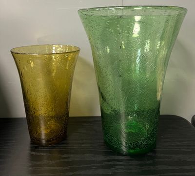deux vases posés sur une table l'un à côté de l'autre