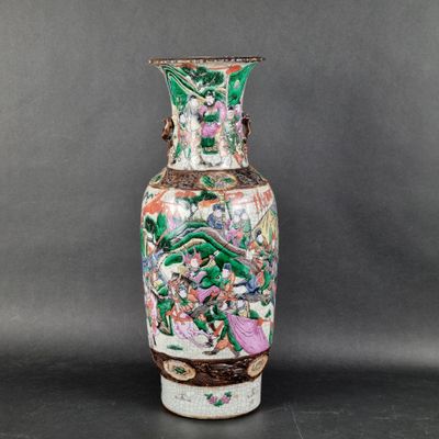 une image représentant un vase décoré d'une peinture, posé sur une table