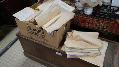 une boîte remplie de courrier posée sur une table en bois