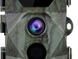 un gros plan d'un appareil photo sur fond blanc