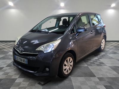 la petite voiture est garée sur le sol en damier du garage