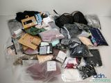 un tas de vêtements et d'autres objets posés sur une table