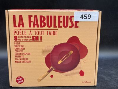 une boîte de nourriture posée sur une table