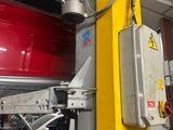 une photo d'un homme en train de travailler sur une voiture dans un garage