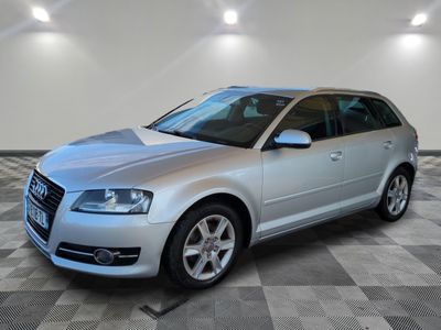 une image d'une voiture argentée garée dans un garage