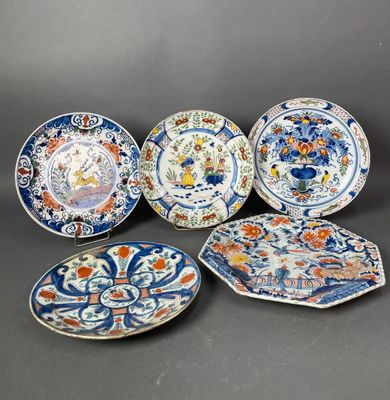 six assiettes à motifs différents posées sur une table