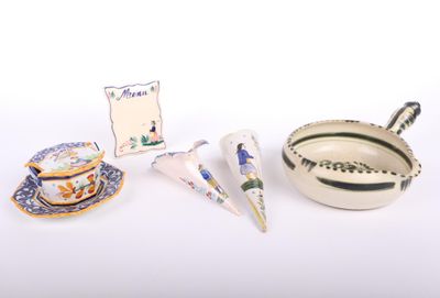 une table blanche sur laquelle se trouvent un bol, une soucoupe, une cuillère et d'autres objets