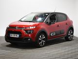 la citrole rouge est garee sur un sol en damier