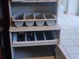 une cuisine équipée d'un réfrigérateur, d'un micro-ondes, d'un lave-vaisselle et d'autres appareils