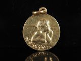 un gros plan d'une pièce d'or sur laquelle figure un ange