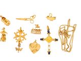 de nombreux types de bijoux en or sur fond blanc